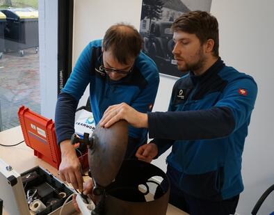 Unser Fachpersonal prüft die Elektrogeräte, in diesem Fall eine Deko-Lampe im Büro.