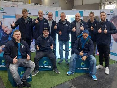 Freuen sich gemeinsam nach dem erfolgreichen Messeauftritt: Geschäftsführung und Mitarbeiter der Teamwork Höxter gGmbH